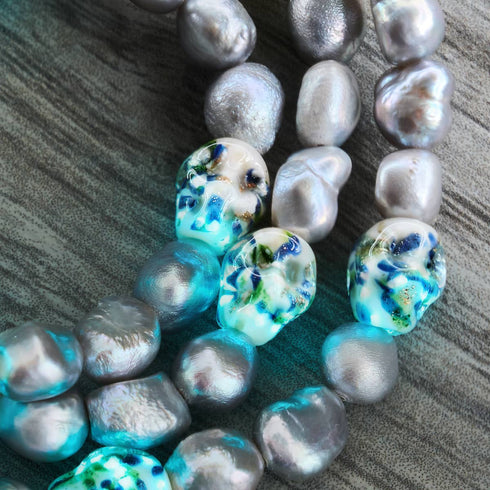 Ätherische Düsternis | 925 Sterling Silber | Opal Silber Süßwasserperle x Glühwürmchen Glas Totenkopf Armband 