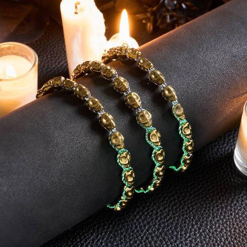 Grabmal des Midas | Goldene Totenköpfe x Schwarzes GloWeave | Makramee-Armband 