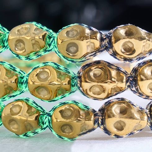 Grabmal des Midas | Goldene Totenköpfe x Schwarzes GloWeave | Makramee-Armband 