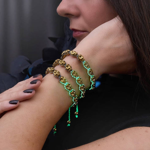 Grabmal des Midas | Goldene Totenköpfe x Schwarzes GloWeave | Makramee-Armband 