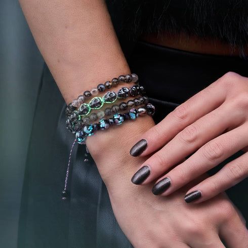 Hexenstunde | Gunmetal Skulls x Violet GloWeave | Makramee-Armband 