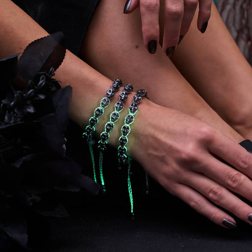Hexenstunde | Gunmetal Skulls x Violet GloWeave | Makramee-Armband 