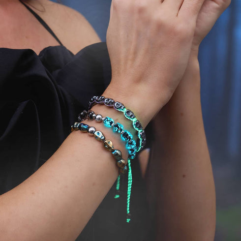 Hexenstunde | Gunmetal Skulls x Violet GloWeave | Makramee-Armband 