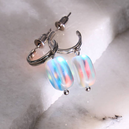 Regenbogenweiß | 925 Sterling Silber | Meerjungfrau Glaskiesel-Huggie-Ohrringe 