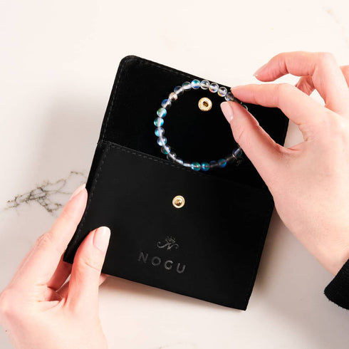 NOGU | Schwarze Reise-Clutch aus Mikro-Wildleder